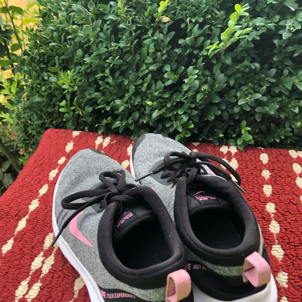 Nike Flex8 Women’s Gray & Pink Athletic Training Sneakers Size 8.5W